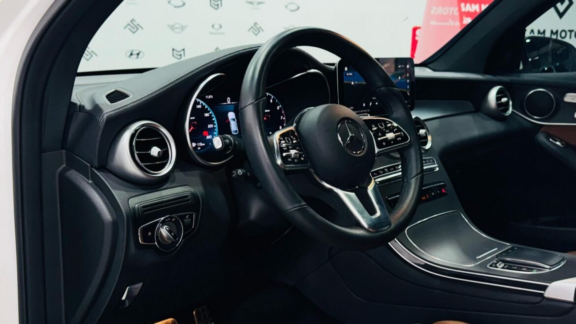 GLC300 Model 2023 For sale (13) صور 📸 مرسيدس GLC 300 موديل 2023 فل أوبشن – SUV فاخرة تجمع بين الأداء القوي والتصميم الأنيق. شاهد تفاصيل السيارة من الداخل والخارج، بما في ذلك الشبك الأمامي المميز، المصابيح الأمامية LED، والجنوط الرياضية الفاخرة. اكتشف المقصورة الداخلية الفخمة مع شاشة المعلومات الكبيرة ونظام الصوت Burmester. 🚗 مرسيدس GLC 300 2023 للبيع الآن عبر سام موتورز بسعر 39,000 دولار على أرضها في كوريا الجنوبية. تواصل معنا لاستيراد سيارتك الفاخرة بسهولة!