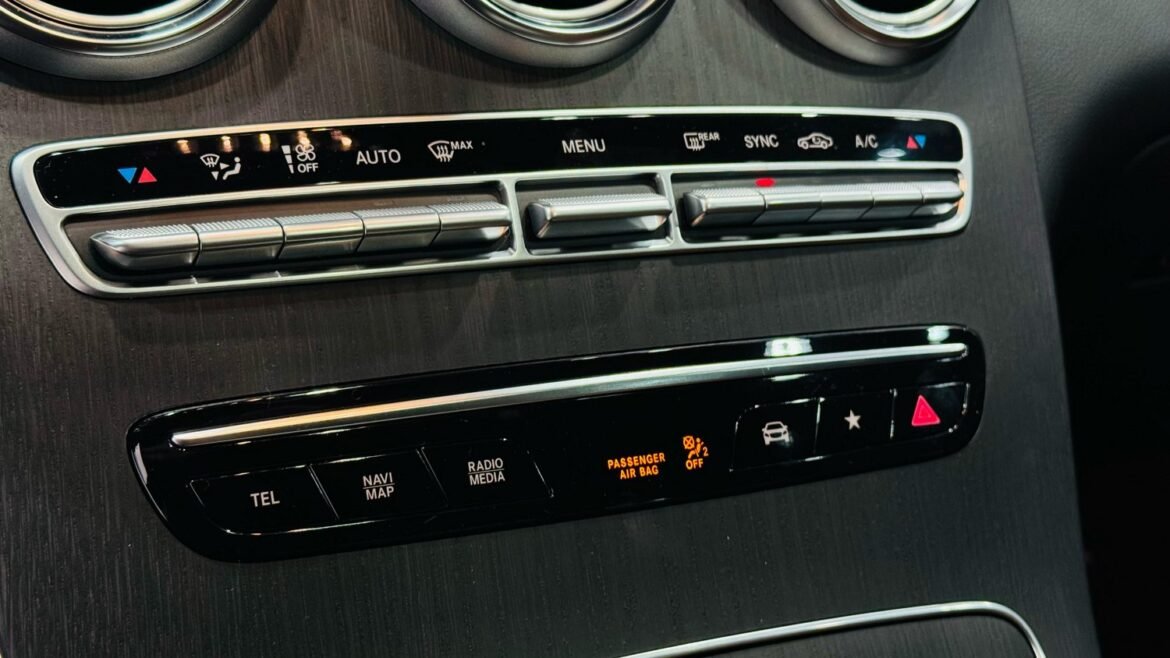 GLC300 Model 2023 For sale (15) صور 📸 مرسيدس GLC 300 موديل 2023 فل أوبشن – SUV فاخرة تجمع بين الأداء القوي والتصميم الأنيق. شاهد تفاصيل السيارة من الداخل والخارج، بما في ذلك الشبك الأمامي المميز، المصابيح الأمامية LED، والجنوط الرياضية الفاخرة. اكتشف المقصورة الداخلية الفخمة مع شاشة المعلومات الكبيرة ونظام الصوت Burmester. 🚗 مرسيدس GLC 300 2023 للبيع الآن عبر سام موتورز بسعر 39,000 دولار على أرضها في كوريا الجنوبية. تواصل معنا لاستيراد سيارتك الفاخرة بسهولة!