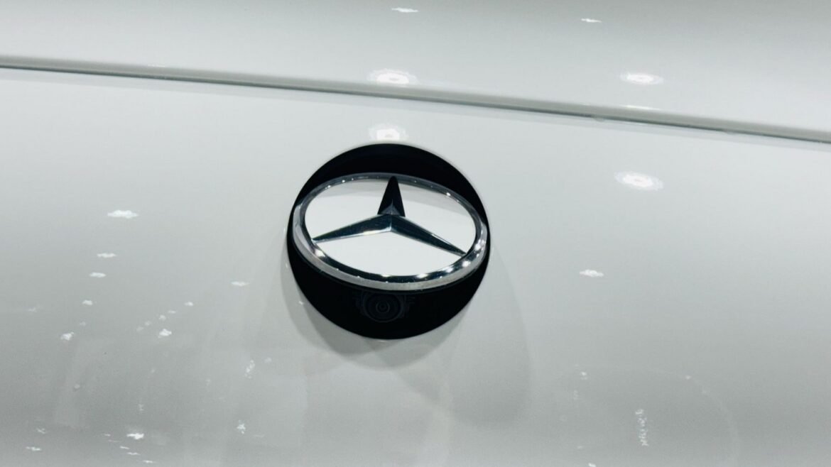 GLC300 Model 2023 For sale (19) صور 📸 مرسيدس GLC 300 موديل 2023 فل أوبشن – SUV فاخرة تجمع بين الأداء القوي والتصميم الأنيق. شاهد تفاصيل السيارة من الداخل والخارج، بما في ذلك الشبك الأمامي المميز، المصابيح الأمامية LED، والجنوط الرياضية الفاخرة. اكتشف المقصورة الداخلية الفخمة مع شاشة المعلومات الكبيرة ونظام الصوت Burmester. 🚗 مرسيدس GLC 300 2023 للبيع الآن عبر سام موتورز بسعر 39,000 دولار على أرضها في كوريا الجنوبية. تواصل معنا لاستيراد سيارتك الفاخرة بسهولة!