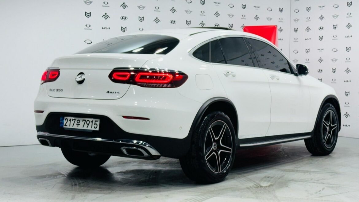 GLC300 Model 2023 For sale (22) صور 📸 مرسيدس GLC 300 موديل 2023 فل أوبشن – SUV فاخرة تجمع بين الأداء القوي والتصميم الأنيق. شاهد تفاصيل السيارة من الداخل والخارج، بما في ذلك الشبك الأمامي المميز، المصابيح الأمامية LED، والجنوط الرياضية الفاخرة. اكتشف المقصورة الداخلية الفخمة مع شاشة المعلومات الكبيرة ونظام الصوت Burmester. 🚗 مرسيدس GLC 300 2023 للبيع الآن عبر سام موتورز بسعر 39,000 دولار على أرضها في كوريا الجنوبية. تواصل معنا لاستيراد سيارتك الفاخرة بسهولة!