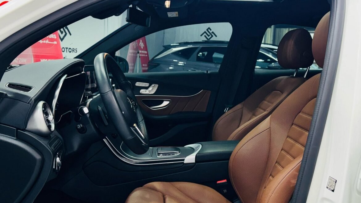 GLC300 Model 2023 For sale (25) صور 📸 مرسيدس GLC 300 موديل 2023 فل أوبشن – SUV فاخرة تجمع بين الأداء القوي والتصميم الأنيق. شاهد تفاصيل السيارة من الداخل والخارج، بما في ذلك الشبك الأمامي المميز، المصابيح الأمامية LED، والجنوط الرياضية الفاخرة. اكتشف المقصورة الداخلية الفخمة مع شاشة المعلومات الكبيرة ونظام الصوت Burmester. 🚗 مرسيدس GLC 300 2023 للبيع الآن عبر سام موتورز بسعر 39,000 دولار على أرضها في كوريا الجنوبية. تواصل معنا لاستيراد سيارتك الفاخرة بسهولة!