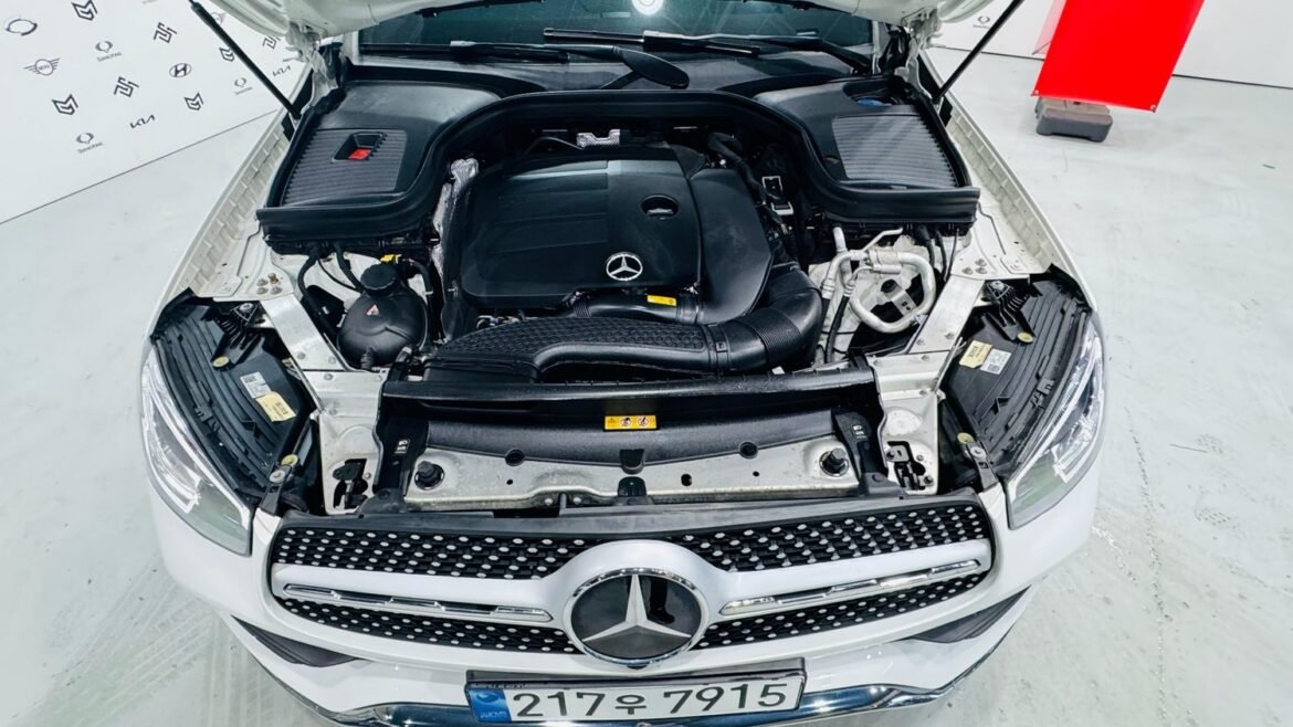 GLC300 Model 2023 For sale (3) 📸 مرسيدس GLC 300 موديل 2023 فل أوبشن – SUV فاخرة تجمع بين الأداء القوي والتصميم الأنيق. شاهد تفاصيل السيارة من الداخل والخارج، بما في ذلك الشبك الأمامي المميز، المصابيح الأمامية LED، والجنوط الرياضية الفاخرة. اكتشف المقصورة الداخلية الفخمة مع شاشة المعلومات الكبيرة ونظام الصوت Burmester. 🚗 مرسيدس GLC 300 2023 للبيع الآن عبر سام موتورز بسعر 39,000 دولار على أرضها في كوريا الجنوبية. تواصل معنا لاستيراد سيارتك الفاخرة بسهولة!