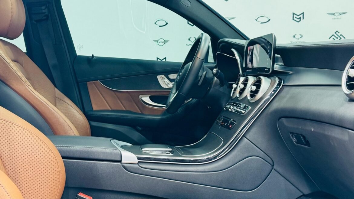 GLC300 Model 2023 For sale (30) صور 📸 مرسيدس GLC 300 موديل 2023 فل أوبشن – SUV فاخرة تجمع بين الأداء القوي والتصميم الأنيق. شاهد تفاصيل السيارة من الداخل والخارج، بما في ذلك الشبك الأمامي المميز، المصابيح الأمامية LED، والجنوط الرياضية الفاخرة. اكتشف المقصورة الداخلية الفخمة مع شاشة المعلومات الكبيرة ونظام الصوت Burmester. 🚗 مرسيدس GLC 300 2023 للبيع الآن عبر سام موتورز بسعر 39,000 دولار على أرضها في كوريا الجنوبية. تواصل معنا لاستيراد سيارتك الفاخرة بسهولة!