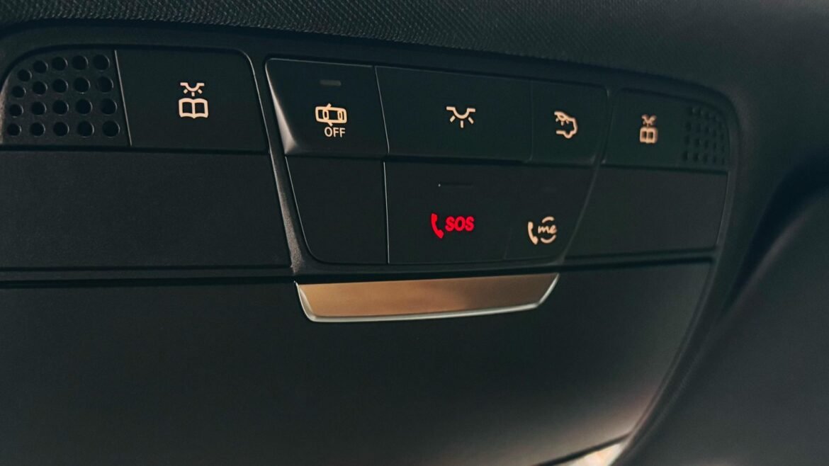 GLC300 Model 2023 For sale (8) 📸 مرسيدس GLC 300 موديل 2023 فل أوبشن – SUV فاخرة تجمع بين الأداء القوي والتصميم الأنيق. شاهد تفاصيل السيارة من الداخل والخارج، بما في ذلك الشبك الأمامي المميز، المصابيح الأمامية LED، والجنوط الرياضية الفاخرة. اكتشف المقصورة الداخلية الفخمة مع شاشة المعلومات الكبيرة ونظام الصوت Burmester. 🚗 مرسيدس GLC 300 2023 للبيع الآن عبر سام موتورز بسعر 39,000 دولار على أرضها في كوريا الجنوبية. تواصل معنا لاستيراد سيارتك الفاخرة بسهولة!